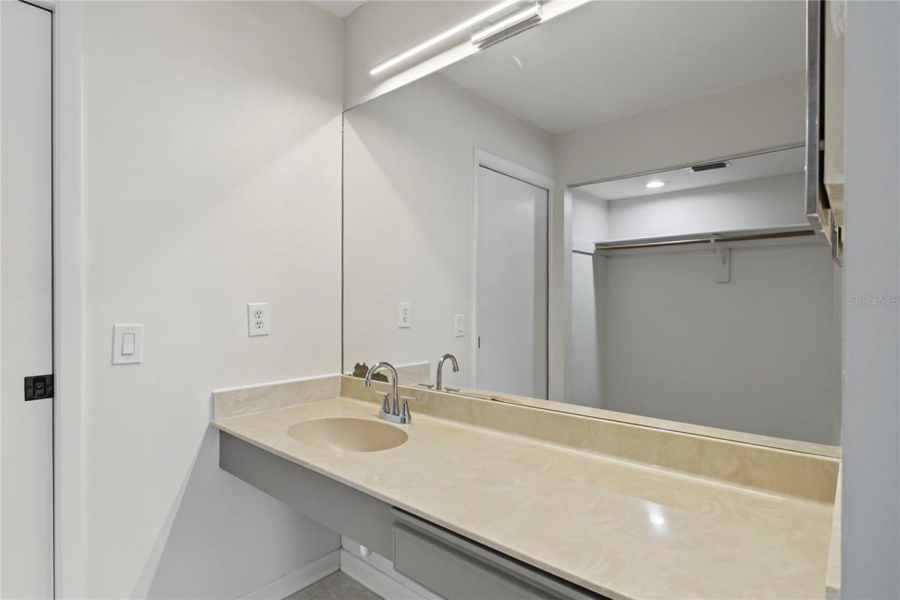 4572 N Lake Orlando Parkway , Unit 6, Orlando, FL 32808 Photo