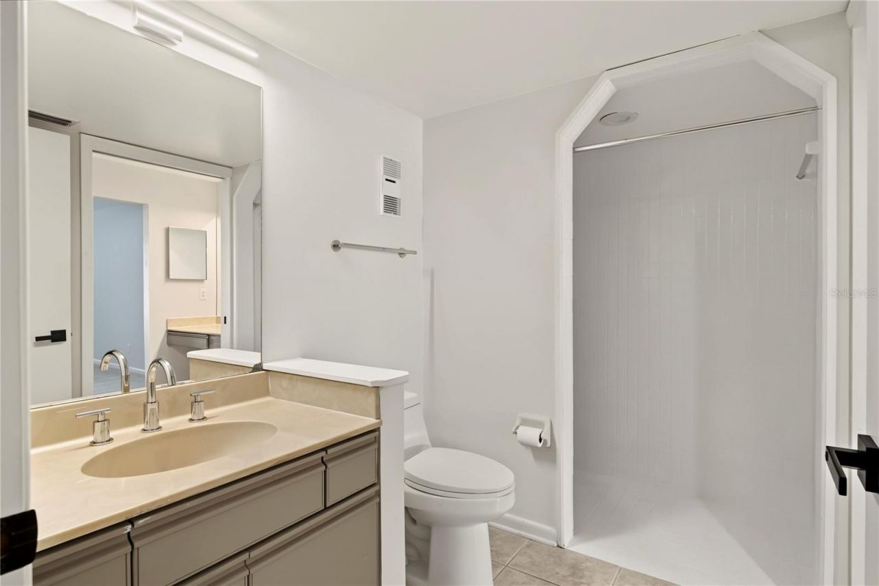 4572 N Lake Orlando Parkway , Unit 6, Orlando, FL 32808 Photo