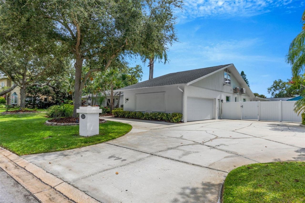 2339 Kings Point Drive, Largo, FL 33774 Photo