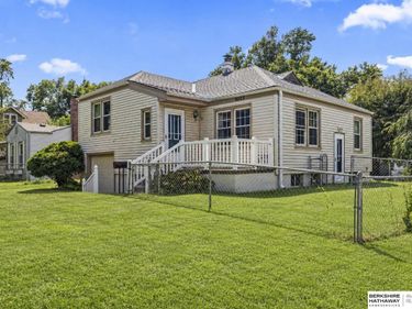 1002 S 52nd Street, Omaha, NE 68106