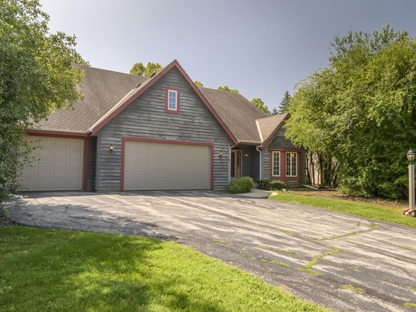 N52W14305 Thornhill Dr, Menomonee Falls, WI 53051