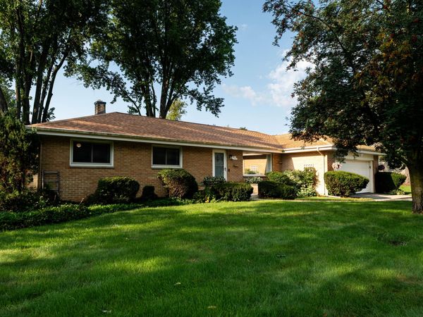 N57W15523 El Camino Dr, Menomonee Falls, WI 53051
