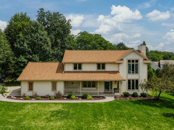 W237N3390 Five Fields Rd, Pewaukee, WI 53072