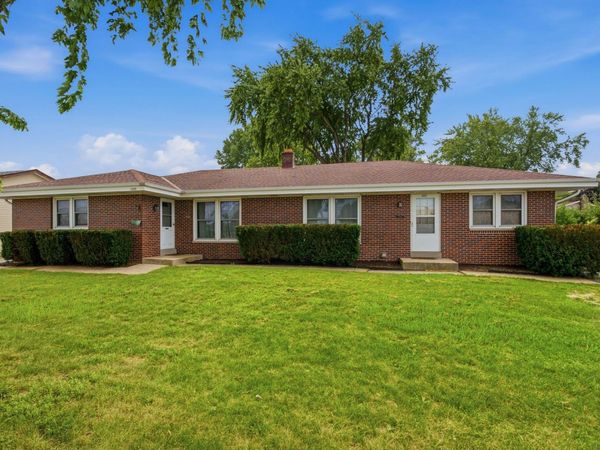 1045 W Sunset Dr, Unit 1047, Waukesha, WI 53189