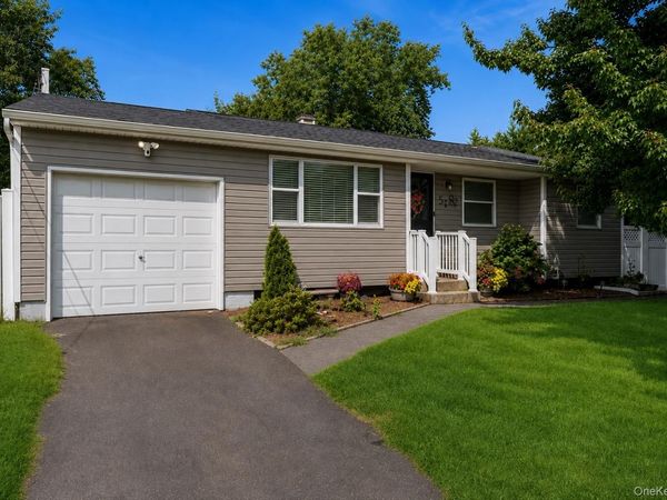 52 Larry Road S, Selden, NY 11784
