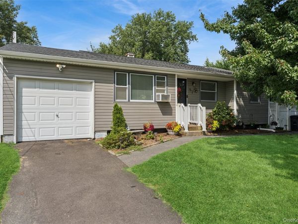 52 Larry Road S, Selden, NY 11784