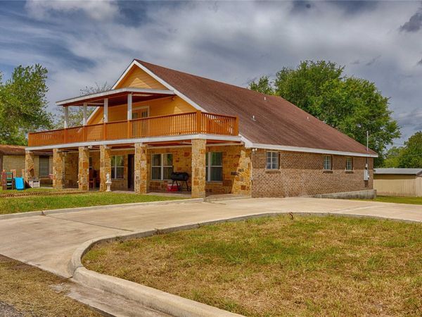 113 Thiele DR, Yoakum, TX 77995