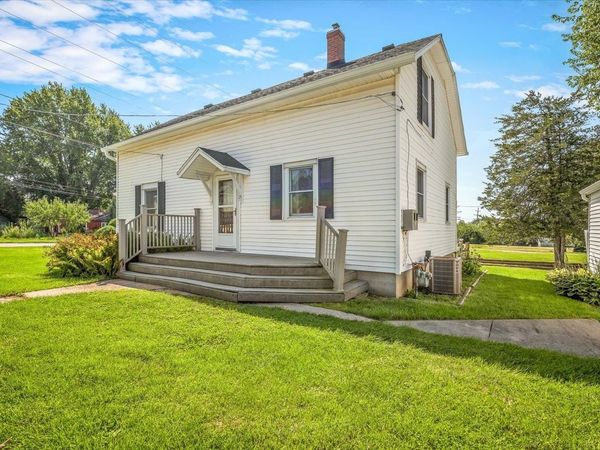 15 W Walnut Street, Cedarville, IL 61013
