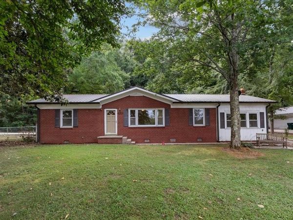 810 W Main St , Waverly, TN 37185