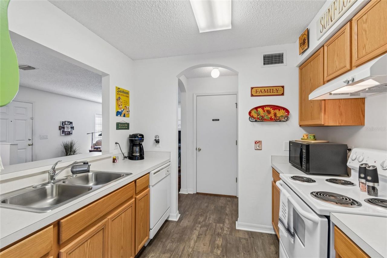 4009 Dolphin Drive, Tampa, FL 33617 Photo