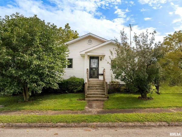 1706 E OAK Street, West Frankfort, IL 62896