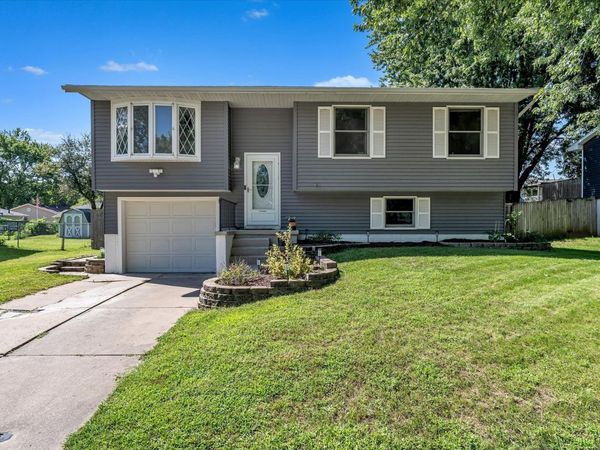 4718 N Sturdevant Street , Davenport, IA 52806