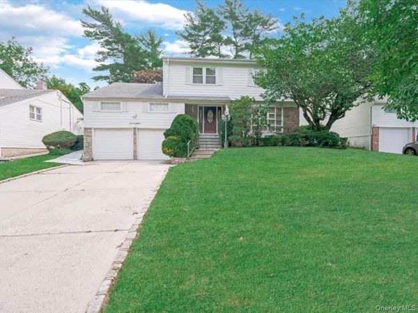 17 Cambridge Road , Great Neck, NY 11023