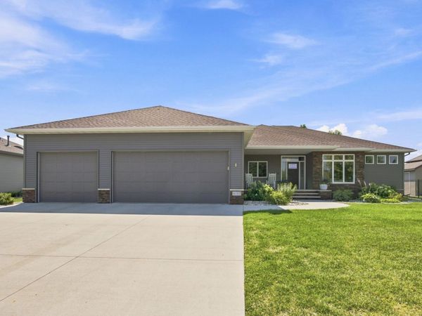 6101 Silverleaf Drive S, Fargo, ND 58104