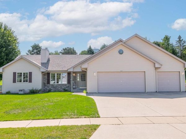 1271 Orchard CIRCLE, Oconomowoc, WI 53066