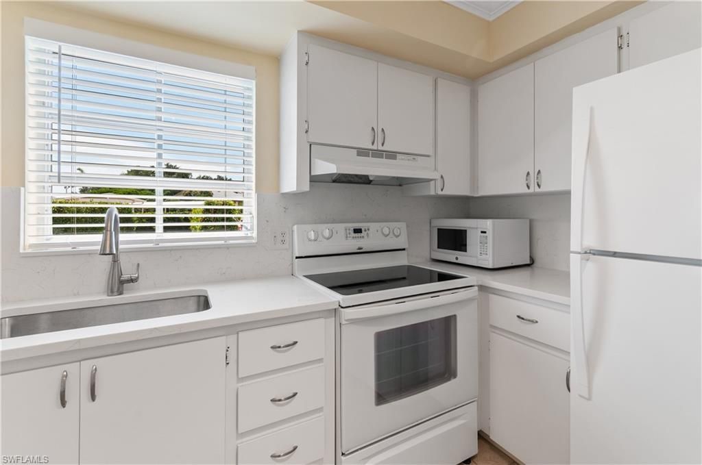 5 High Point Cir W, Unit 104, Naples, FL 34103 Photo
