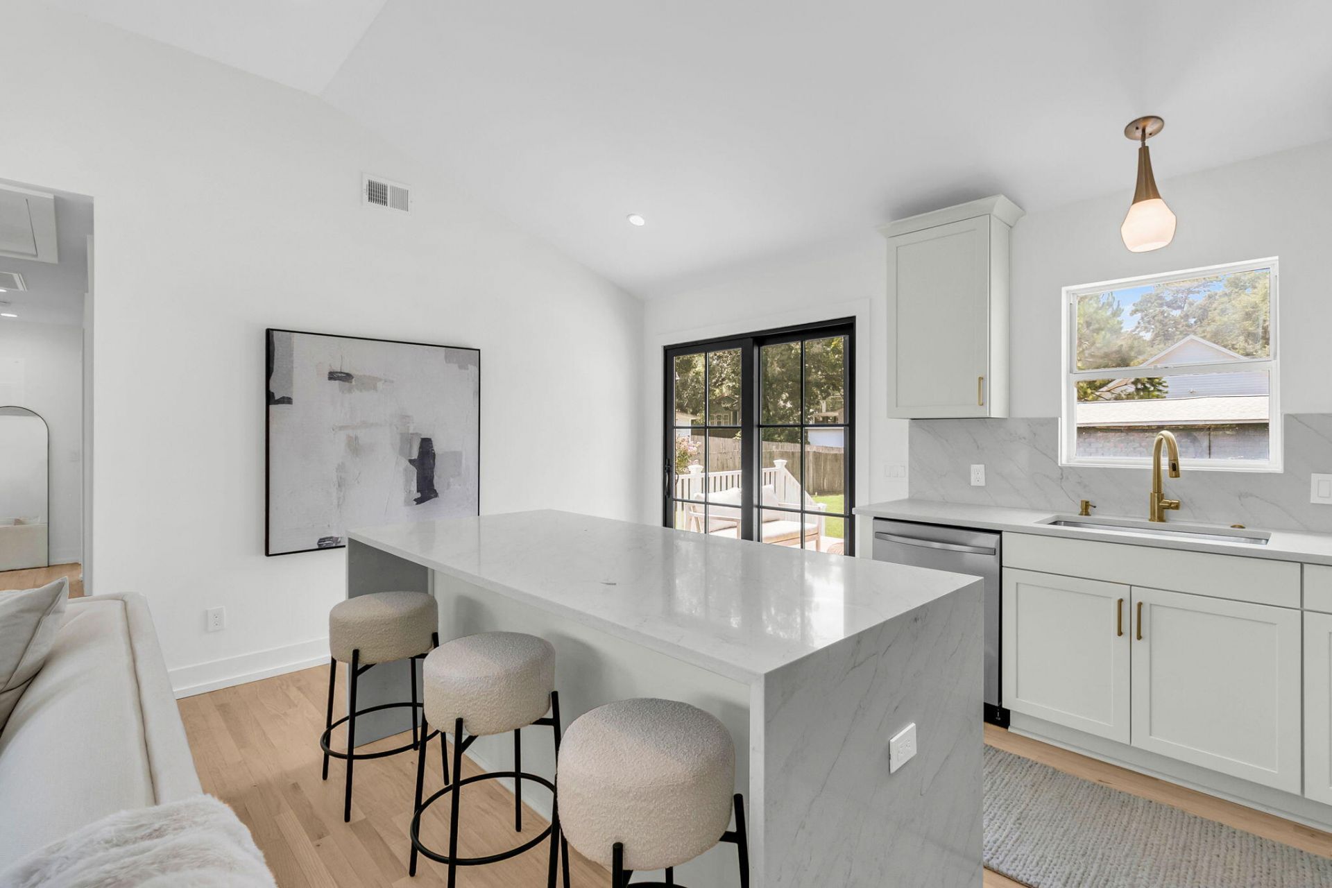 679 Kent Street Photo 11