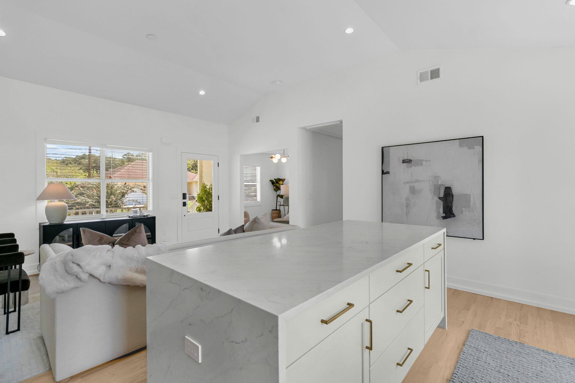 679 Kent Street Photo 14