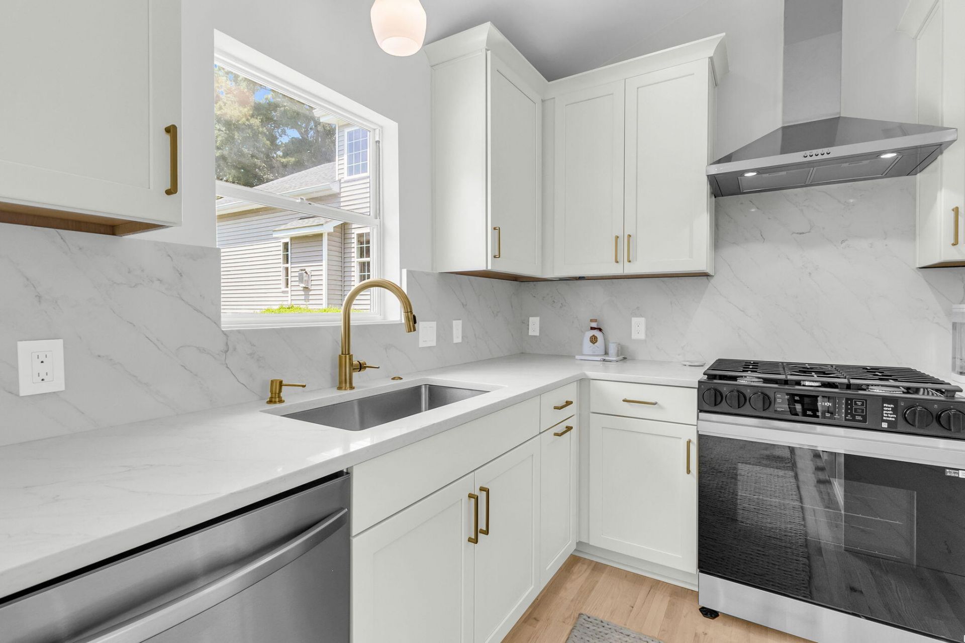 679 Kent Street Photo 16