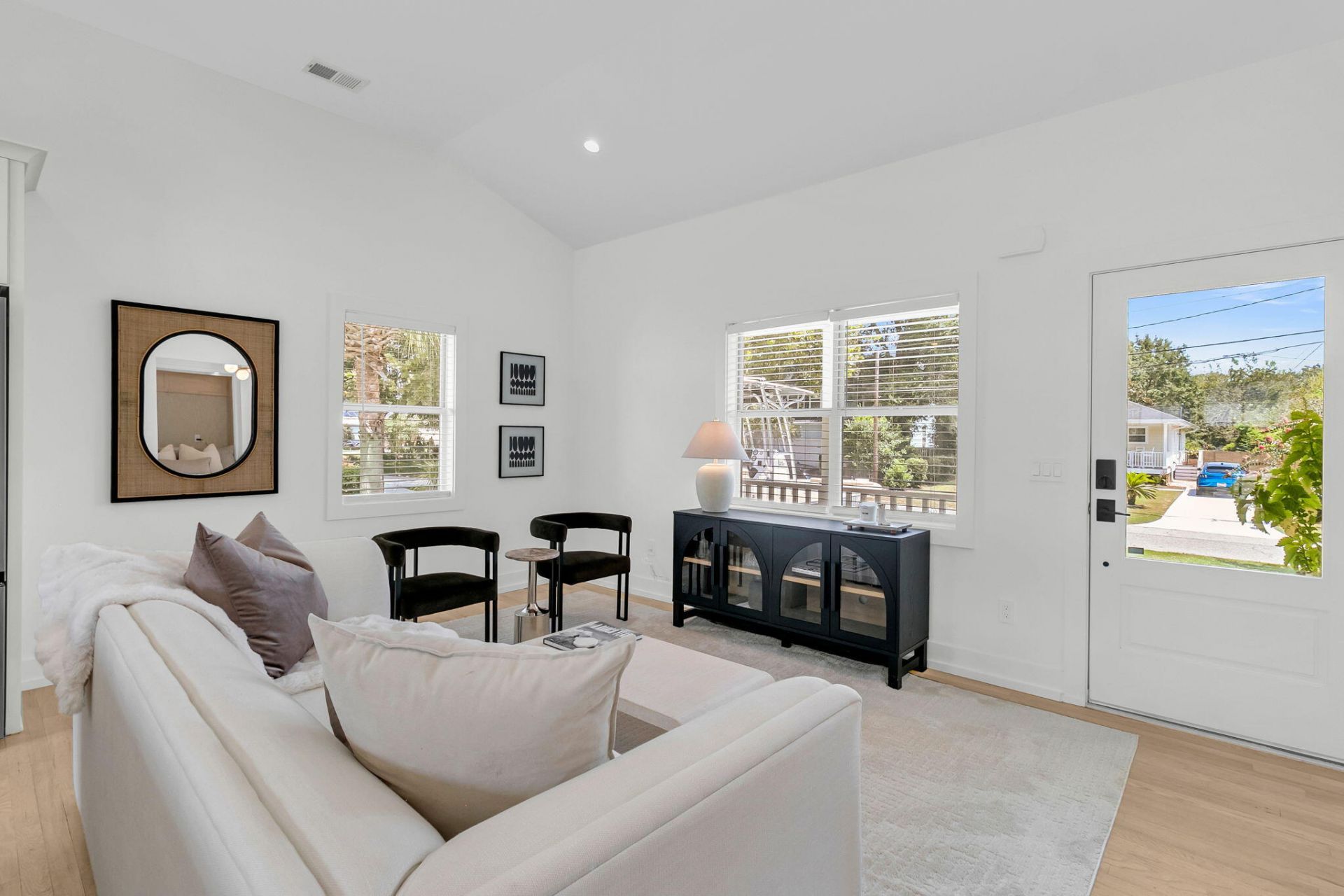 679 Kent Street Photo 18