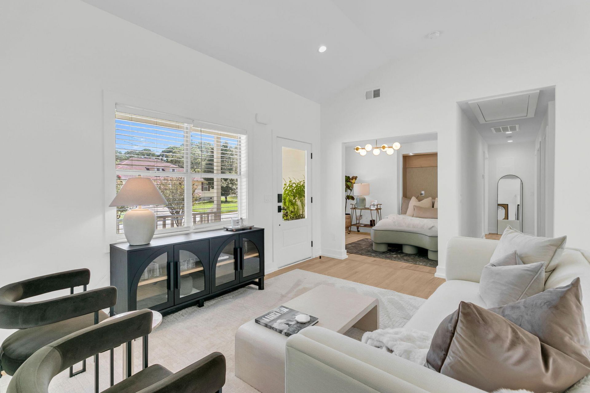 679 Kent Street Photo 19