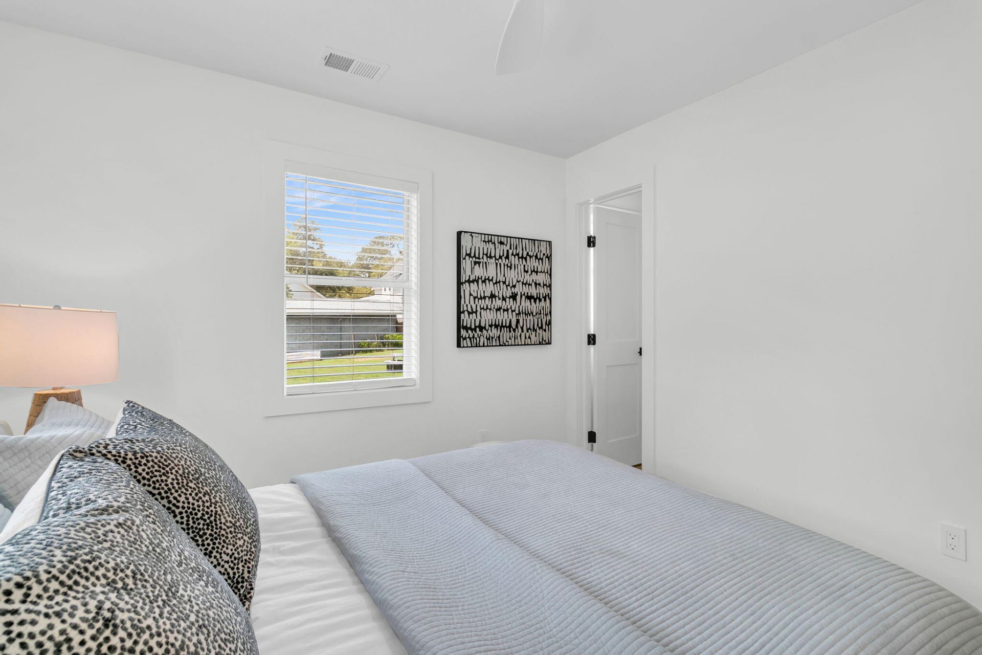 679 Kent Street Photo 24