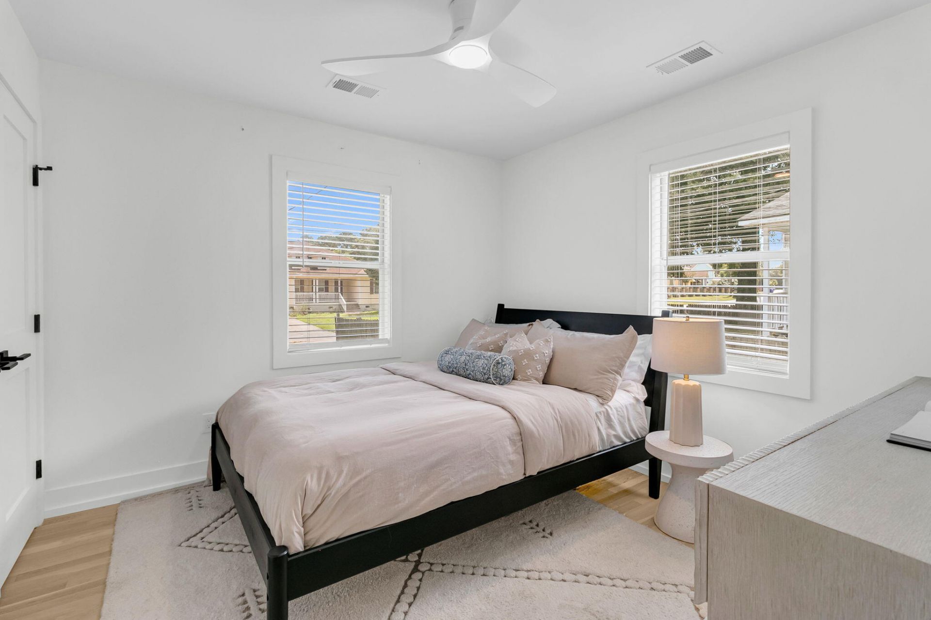 679 Kent Street Photo 29
