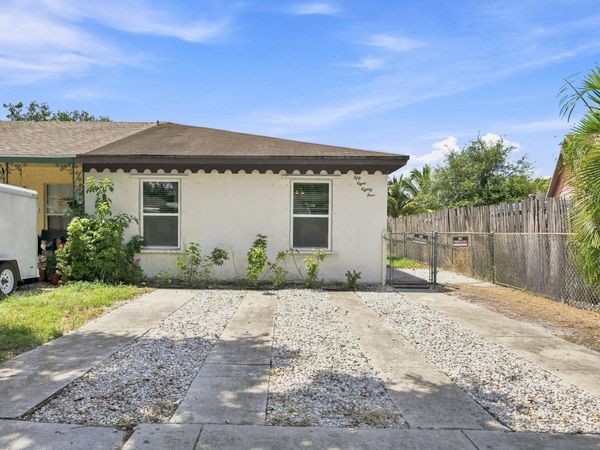 5884 S 38th Street, Greenacres, FL 33463