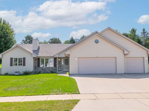 1271 Orchard Cir, Oconomowoc, WI 53066
