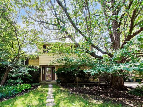 915 W Frontenac Drive , Arlington Heights, IL 60004