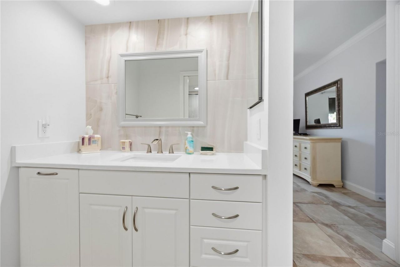 5726 Ashton Lake Drive, Unit 11, Sarasota, FL 34231 Photo