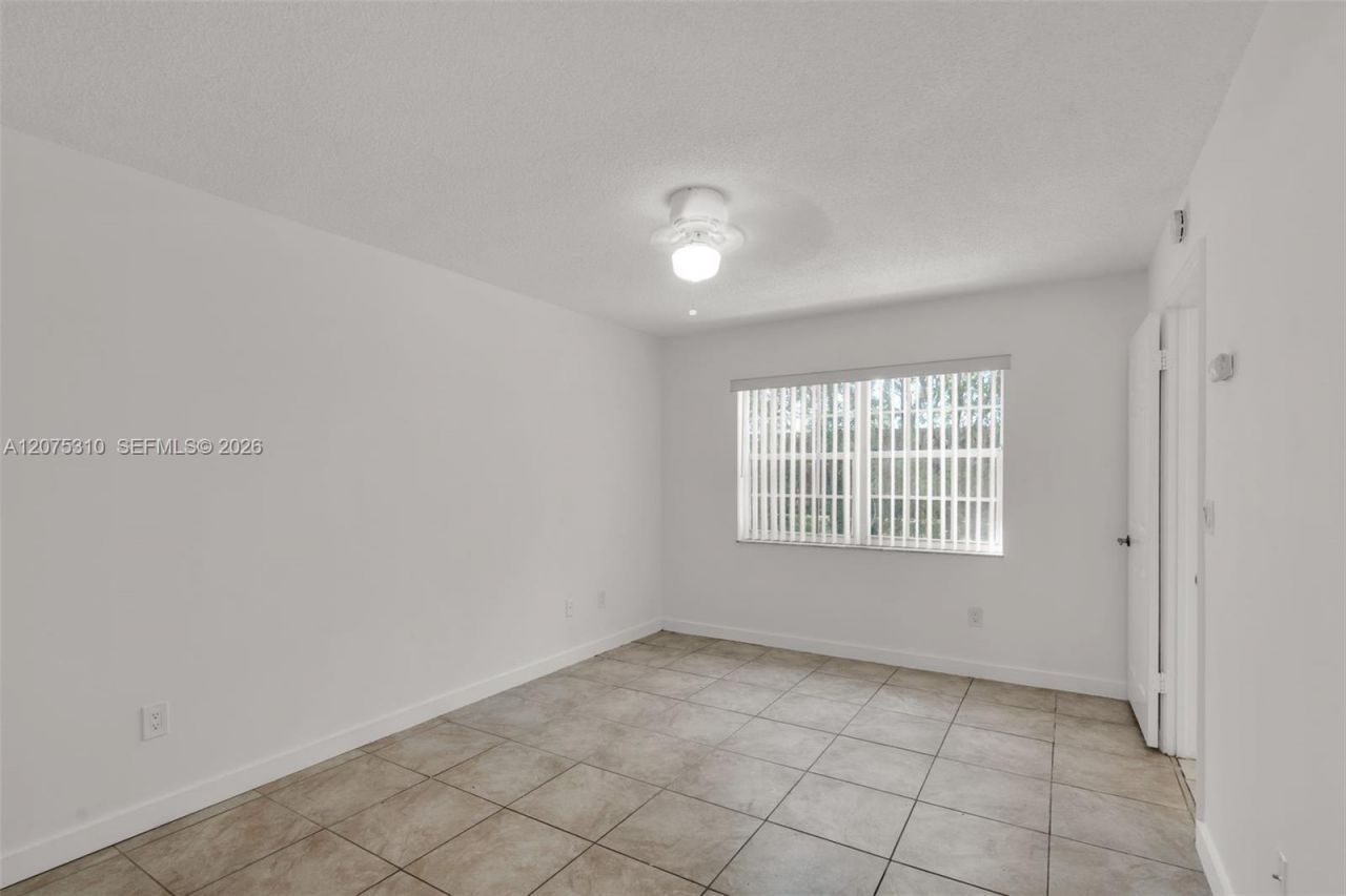 426 NE 210th Cir Ter , Unit 103-2, Miami, FL 33179 Photo