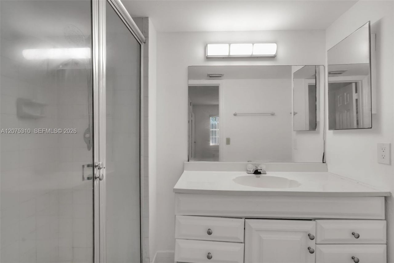 426 NE 210th Cir Ter , Unit 103-2, Miami, FL 33179 Photo
