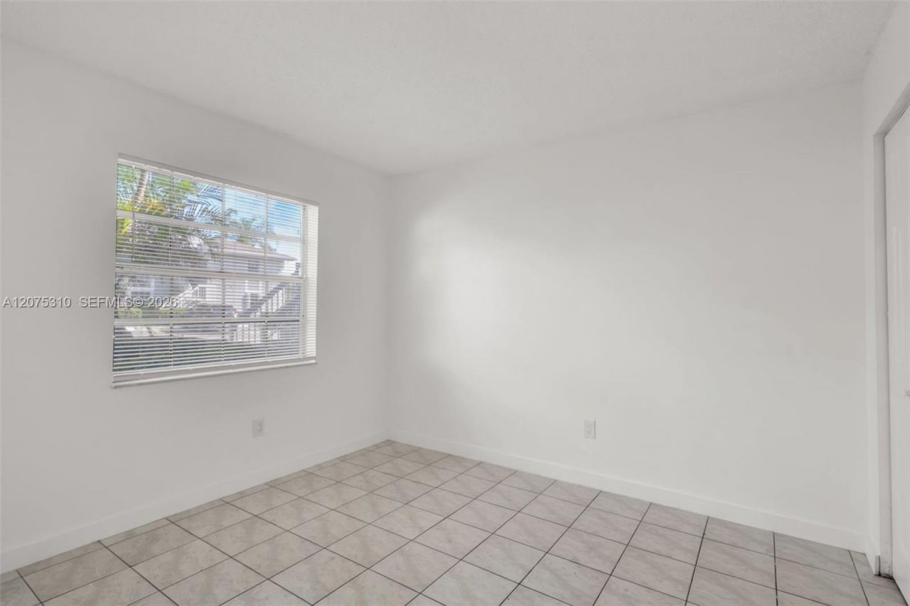 426 NE 210th Cir Ter , Unit 103-2, Miami, FL 33179 Photo