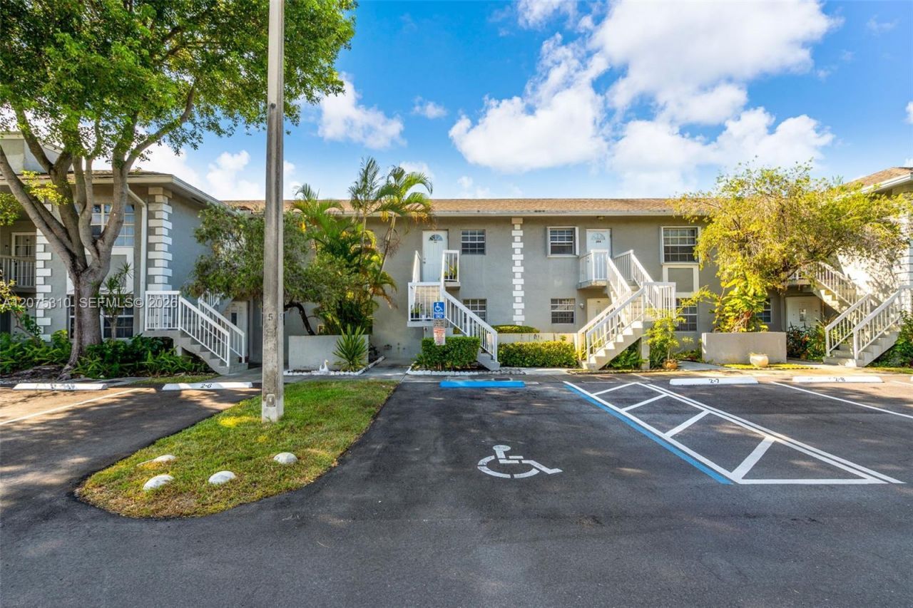 426 NE 210th Cir Ter , Unit 103-2, Miami, FL 33179 Photo