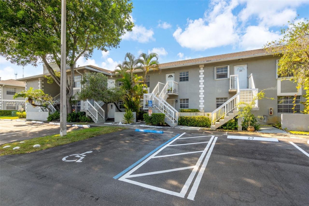 426 NE 210th Cir Ter , Unit 103-2, Miami, FL 33179 Photo