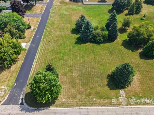 5825 LONG COURT, Appleton, WI 54914