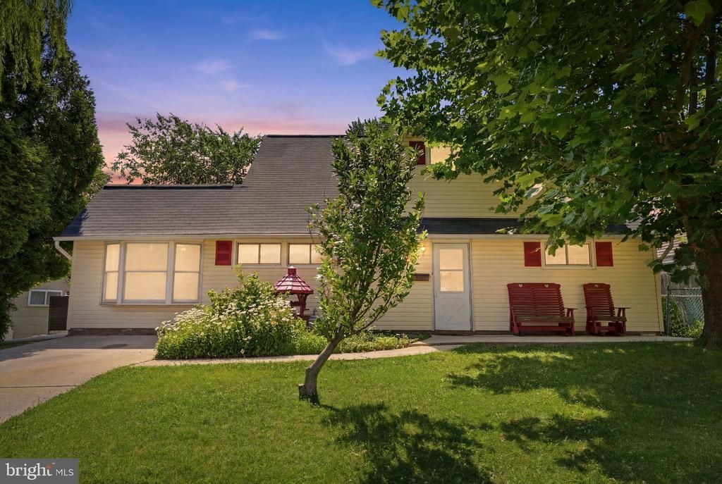 407 HOLLY DRIVE, LEVITTOWN, PA 19055
