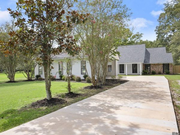 30051 Peak Ln, Walker, LA 70785