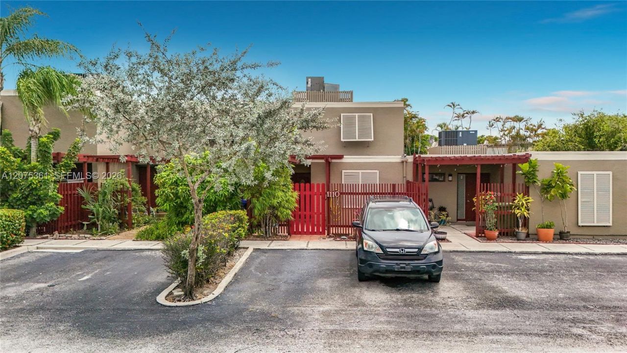 1110 W Fairway Rd , Pembroke Pines, FL 33026 Photo