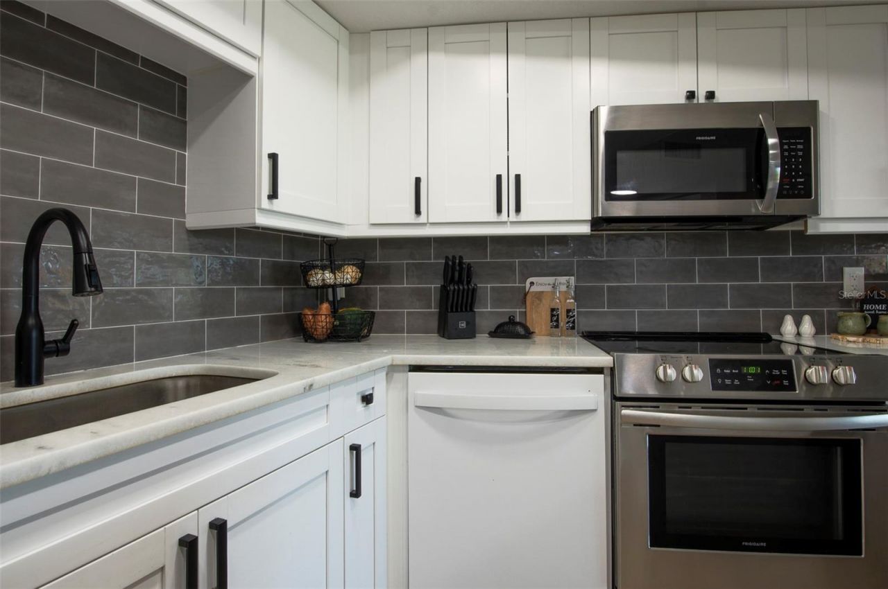7430 Sunshine Skyway Lane S, Unit 405, Saint Petersburg, FL 33711 Photo