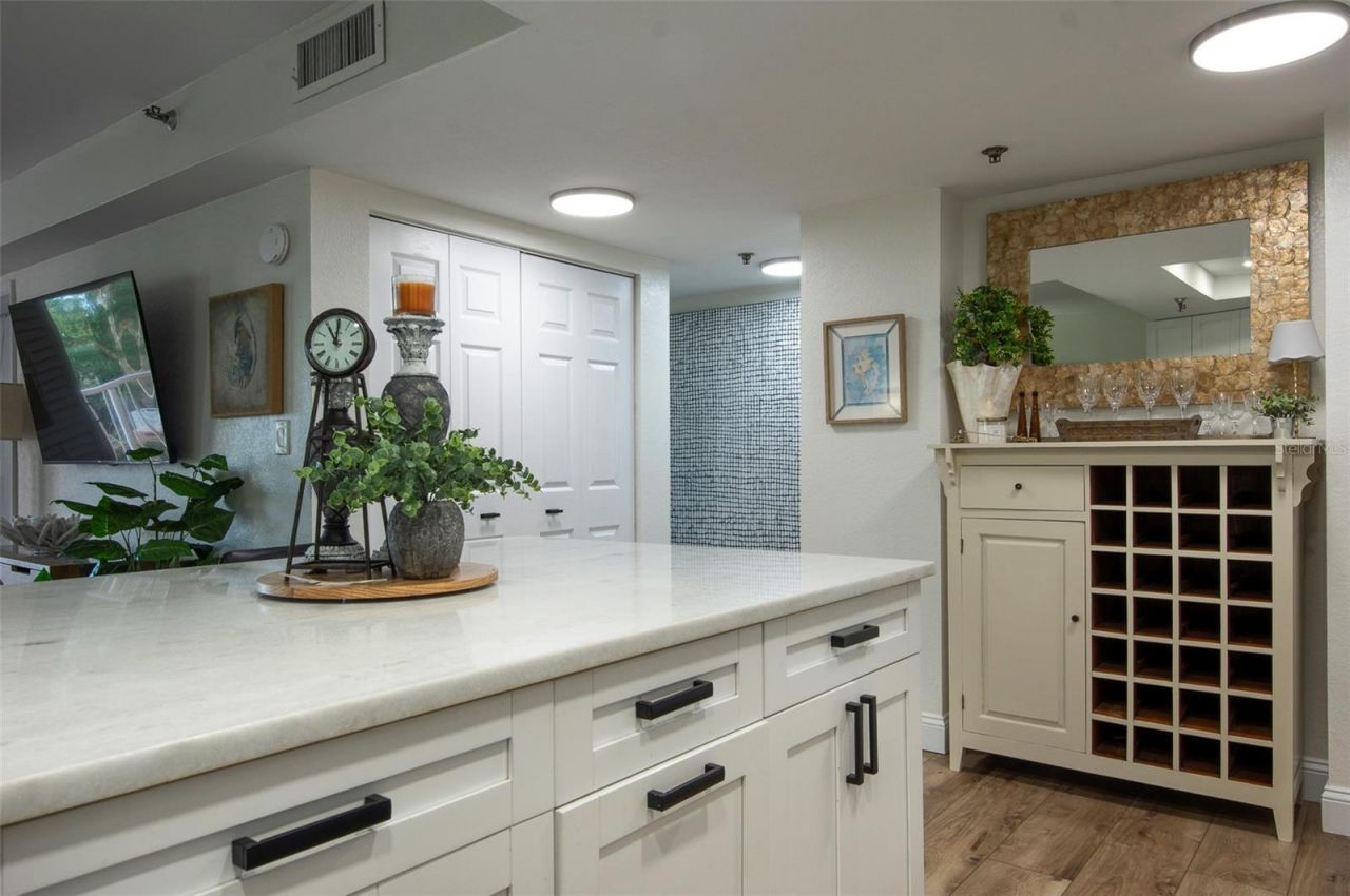 7430 Sunshine Skyway Lane S, Unit 405, Saint Petersburg, FL 33711 Photo