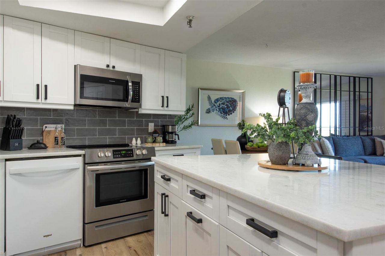 7430 Sunshine Skyway Lane S, Unit 405, Saint Petersburg, FL 33711 Photo