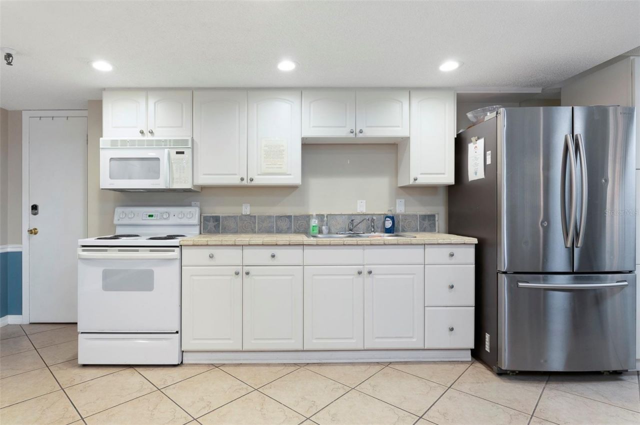 7430 Sunshine Skyway Lane S, Unit 405, Saint Petersburg, FL 33711 Photo