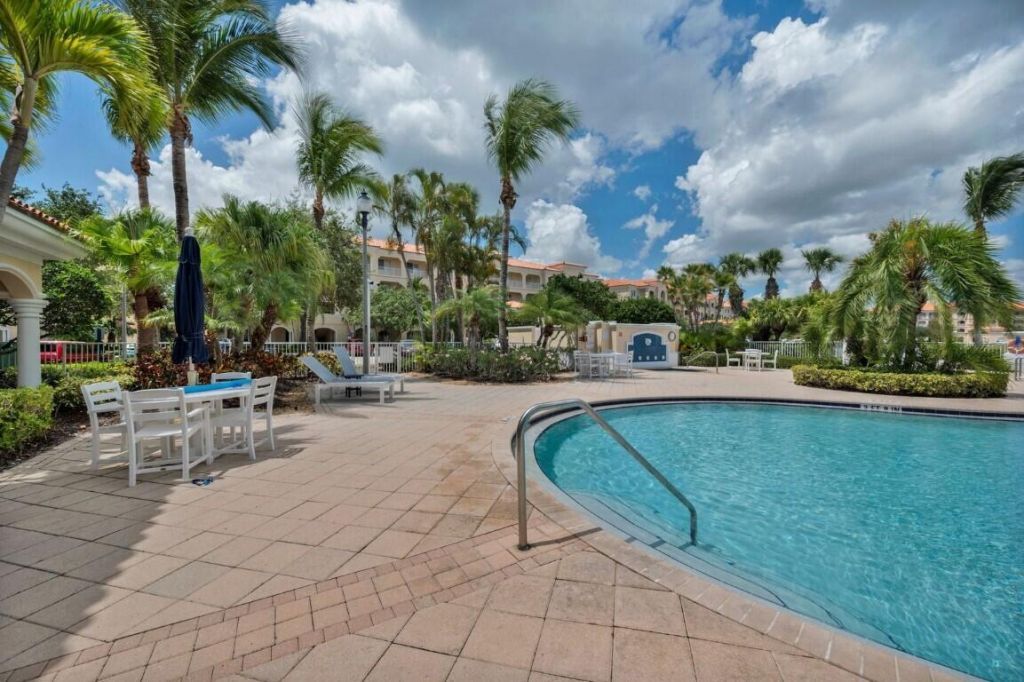 3 Harbour Isle Drive E, Unit 303, Fort Pierce, FL 34949 Photo