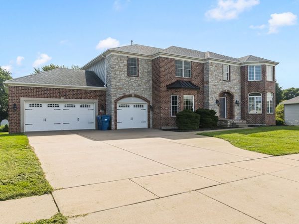 307 S TOMBERGS Drive , Eldridge, IA 52748