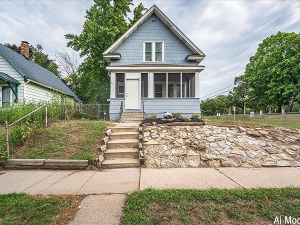 35 Manitoba Avenue , Saint Paul, MN 55117