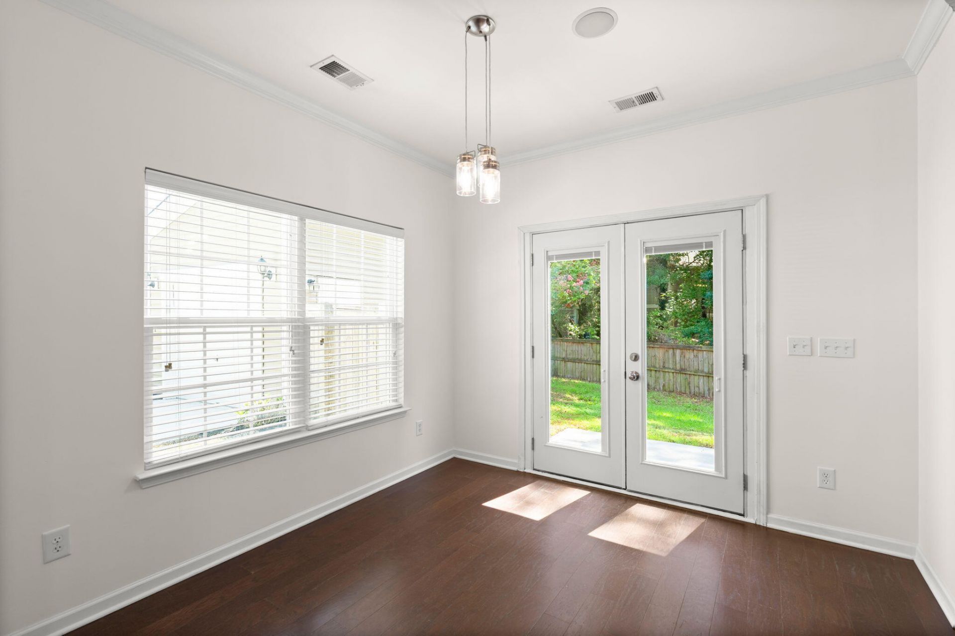 1806 Towne Street Photo 16
