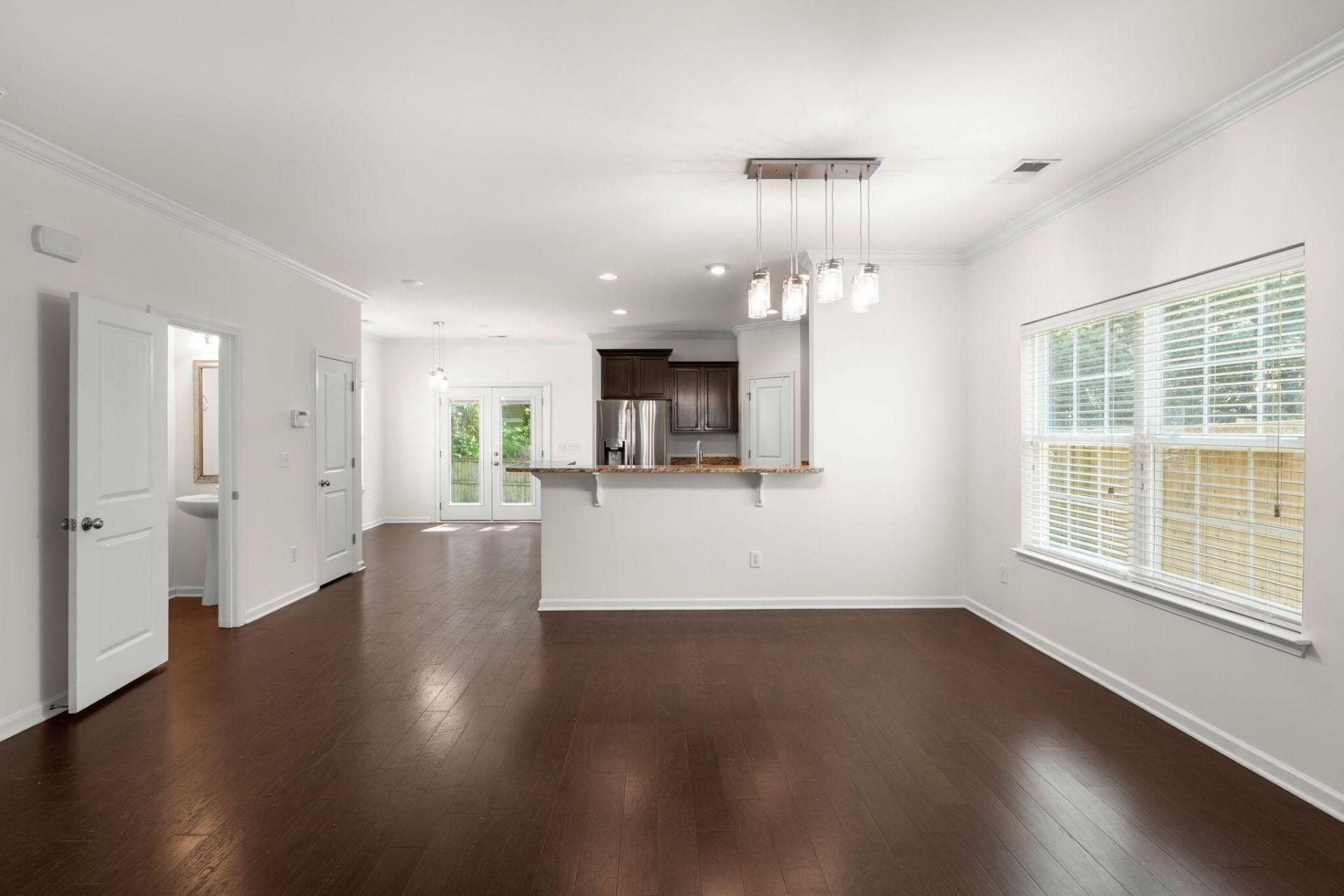 1806 Towne Street Photo 9