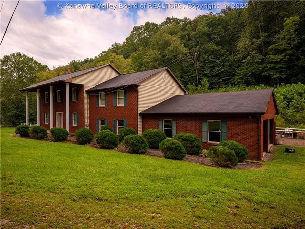 2079 Woods Drive, St Albans, WV 25177